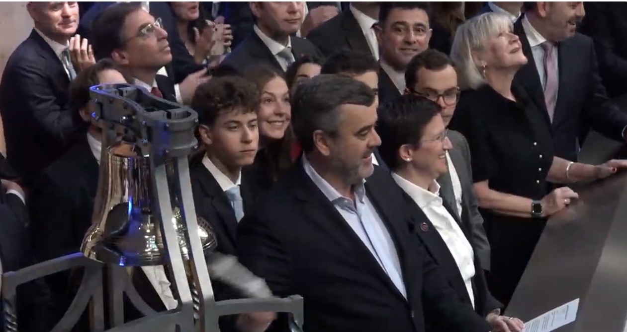 Gonzalo García San Miguel, CEO de Abenójar Tungsten; junto a Julia Hoggett, CEO de la Bolsa de Londres, durante la apertura de la sesión de hoy 30 de octubre en el parqué británico.